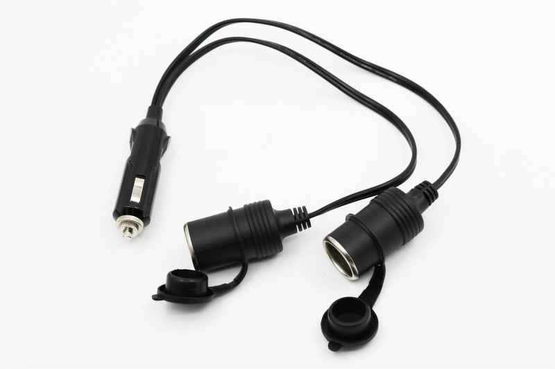 Lumeno male cigarette lighter plug to two female lighter sockets, 12/24V 8A