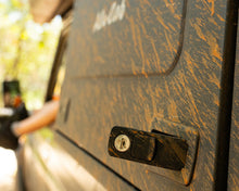 Alu-Cab side window box on the left side of a Toyota Land Cruiser 76, photo 5